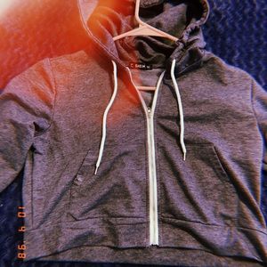 Zip-up cropped jacket.